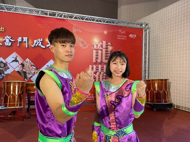 来自彰化的王功两广龙狮团将于12月10日在行政院中部办公室大礼堂演出，成员董辰鸿（左）希望改变普罗大眾对龙狮团的观念。（张亦惠摄）