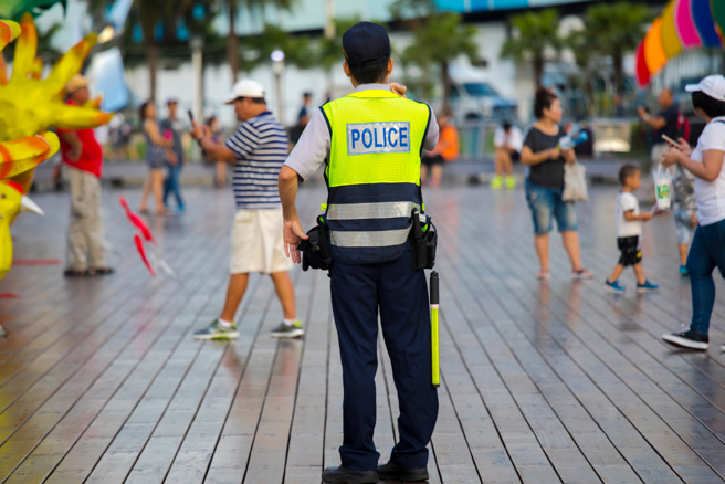 高阶警官包庇赌博电玩收贿下场惨！判刑18年半，百万退休金也没了。(示意图/shutterstock)