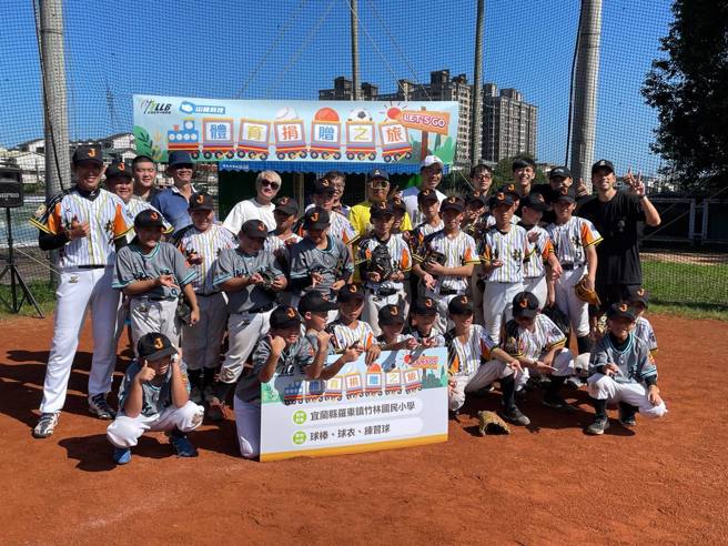 郭泓志（后排右5）与全明星队员们一同到竹林国小做公益。（台湾世界少棒联盟协会提供）