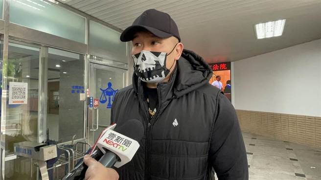 「馆长」陈之汉昨日开直播声称，警政高层透露馆长枪击案被上面压制，办不了。对此，新北地检署澄清，检方仍持续往上溯源相关共犯，积极侦办，此类说法纯属虚构。（蔡雯如摄）