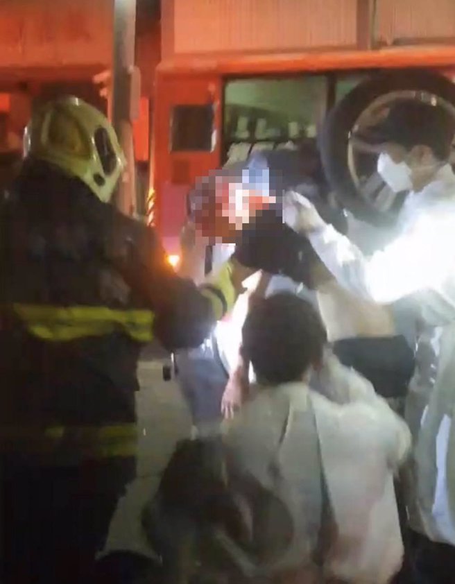 黑车驾驶男头破血流送医。（翻摄照片／崔正纲高雄传真）