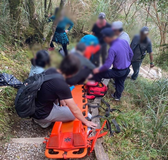 宜兰县1名67岁郭姓男子今（29日）与其他9名登山客，到大同乡太平山森林游乐区山毛榉步道旅游，途中郭男突然身体不适、倒地昏迷。（民眾提供／吴佩蓉宜兰传真）