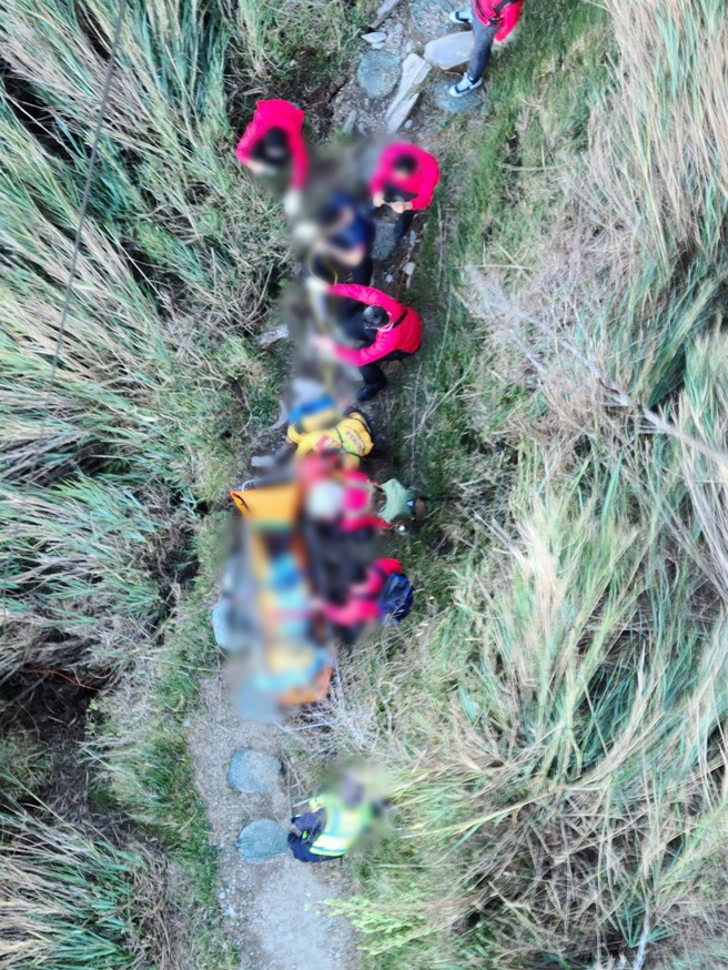 黑鹰直升机下午3时25分从花莲出发，于4时15分完成吊挂作业，飞往宜兰运动公园，由救护车送到阳大医院。（民眾提供／吴佩蓉宜兰传真）