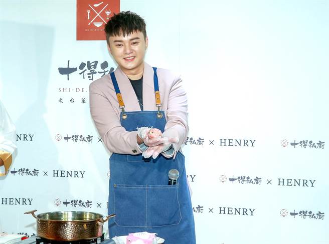 许富凯29日出席代言记者会，在台上拜师学艺制作狮子头。（粘耿豪摄）