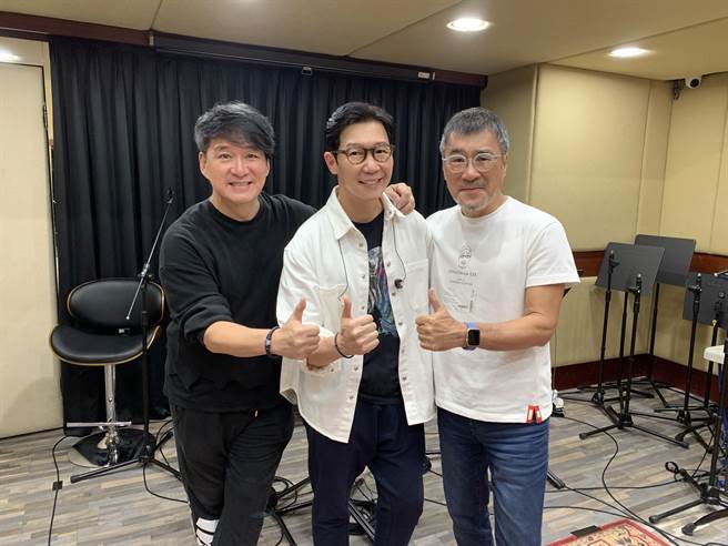 品冠（中）将在12月3日开唱，日前与嘉宾李宗盛（右）、周华健彩排，默契十足。（种子音乐提供）
