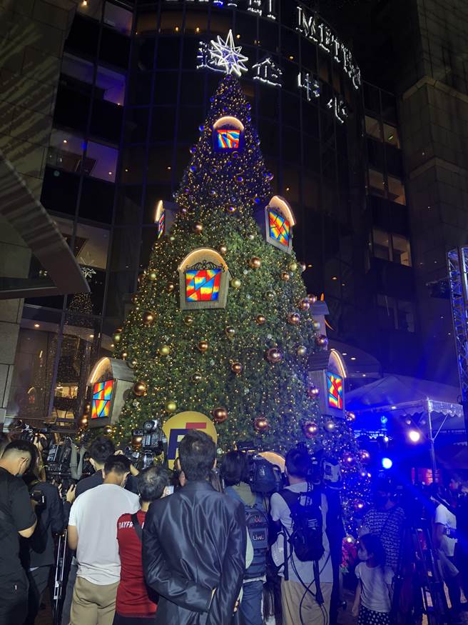 台北市長柯文哲29日晚間出席遠東集團耶誕樹點燈儀式，圖為高達40呎的「遠企耶誕樹」。（張芷瑜攝）