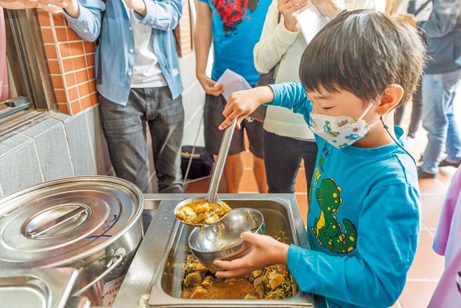 由农委会和教育部合作的「班班吃石斑」计画，才上路一个月就因供货量不足喊卡。(示意图/本报资料照)