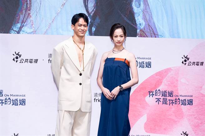 简嫚书、李淳在单元《恭请光临曾贾府喜事》首次合作。（罗永铭摄）