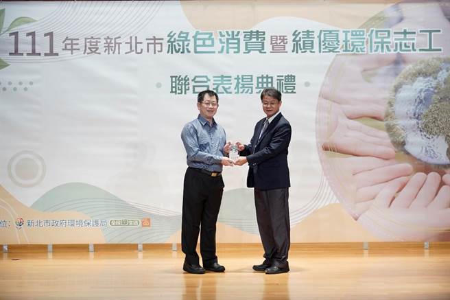 明志科技大学连续四年获颁「绿色採购绩优奖」，由孟魁总务长代表学校接受公开表扬。（明志科技大学提供）