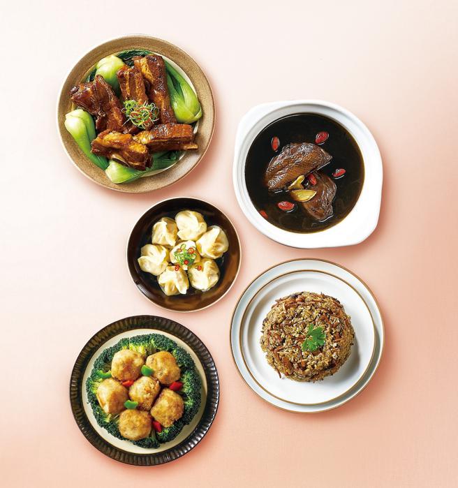 新光三越嚴選 ，米其林必比登推薦餐廳精選年菜組 ，售價2100元。（新光三越提供）