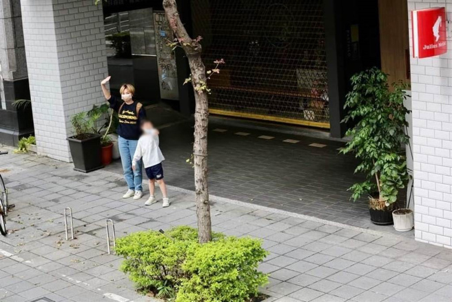 知名作家叶扬在脸书上分享一周的趣事，她分享儿子罗比在选举时发生的可爱趣事。（摘自叶扬粉丝专页）