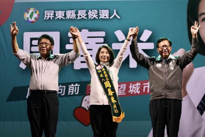 桃园市长郑文灿(右)被认为可能接行政院长，屏东县长潘孟安(左)则被点名可能参加民进党主席补选。（资料照）