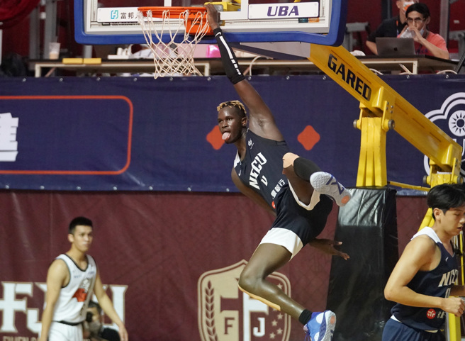政治大學莫巴耶單臂爆扣、三分球都來。（大專體總提供）