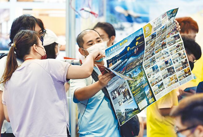 观光业在后疫情时代重拾活力，可以整合周边景点与店家，或运用新媒体，吸引更多消费者上门。图为旅展参展业者祭出限定优惠，抢攻国旅商机的画面。图／本报资料照片