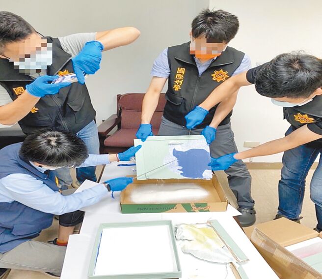 刑事局与比利时跨境合作缉毒，查扣K他命粉末净重7.392公斤。这些K他命藏在进口的盒装衣物上下夹层中，毒贩加装具孔洞的塑胶板，再将K他命粉末填封于孔洞中，警方逐一将毒品挖出。（警方提供／胡欣男台北传真）