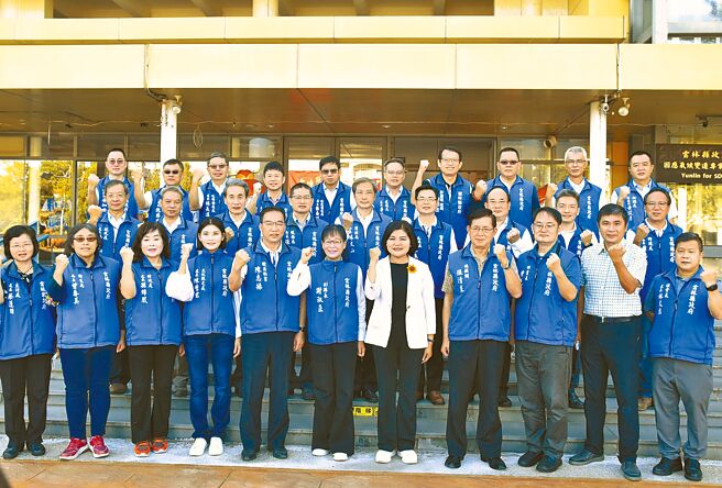 云林县长张丽善（前右五）与县府一级主管大合照，宣示4年施政方向拚未来8年。（张朝欣摄）