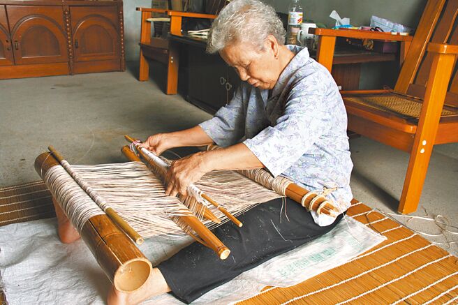 朱阿菊毕生致力保存噶玛兰族特有的香蕉丝编织工艺。（噶玛兰族发展协会理事长潘朝成提供／罗亦晽花莲传真）