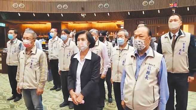 宜蘭縣議會28日舉行臨時會，縣長林姿妙（前中）率領縣府各局處首長參加。（吳佩蓉攝）
