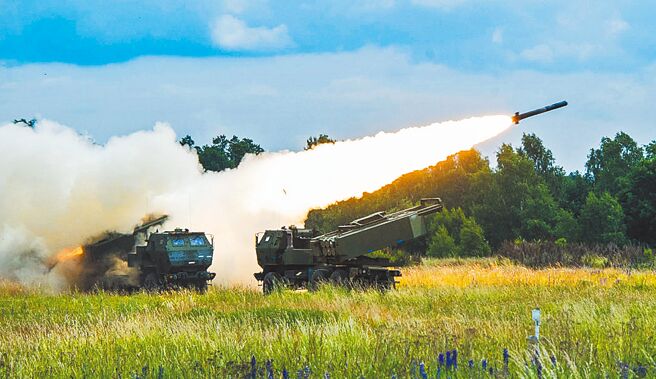 据《华尔街日报》27日报导，美国持续向乌克兰提供大批军援对抗俄罗斯，导致美方对台军售延迟交货情况恶化。图为海马士火箭炮系统（HIMARS）车辆。（摘自洛克希德马丁公司官网）