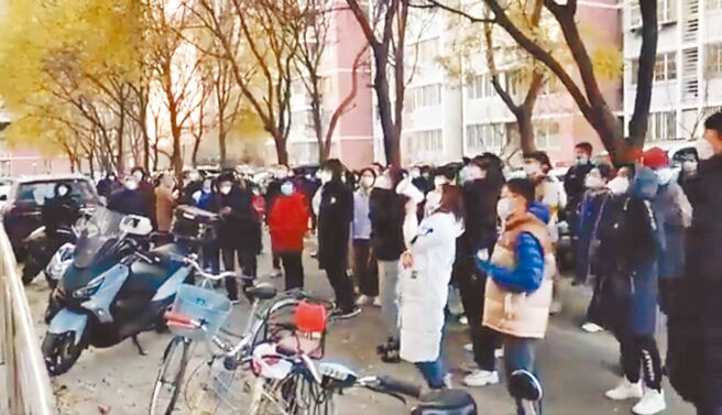 新疆乌鲁木齐高楼火警后，大陆民眾在各地掀起反封控抗议行动；网路上也传出北京有不满民眾在社区聚集，抗议居委会的封控举措。（摘自微博）