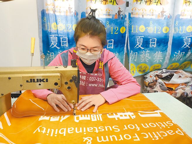 新北市环保局将废弃竞选旗再生为环保袋，成为超抢手商品。（新北市环保局提供／叶德正新北传真）