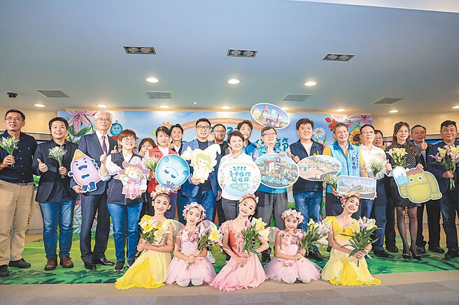 去年因疫情停辦的「台中國際花毯節」，今年重磅回歸，將於12月3日在新社登場，台中市長盧秀燕邀民眾賞花、多消費。（林欣儀攝）