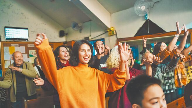 林亭莉（左）不仅主演《哈勇家》，同时也为电影献唱〈烤火的房〉。（华映提供）