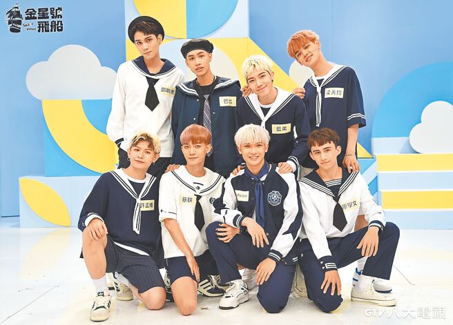 「原子少年」金星明德（上排左起）、巴比、藍弟、善鈞、孟維（下排左起）、蔡朕、Nelson、學文昨宣布推出團綜《金星號飛船》。（八大提供）