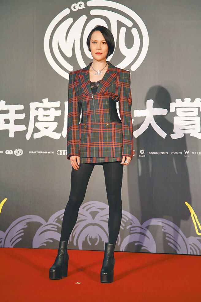 歌后杨乃文直言走红毯时肚子超饿，心中想的都是麦克鸡块，不改她平常的冷面笑匠风格。（陈俊吉摄）