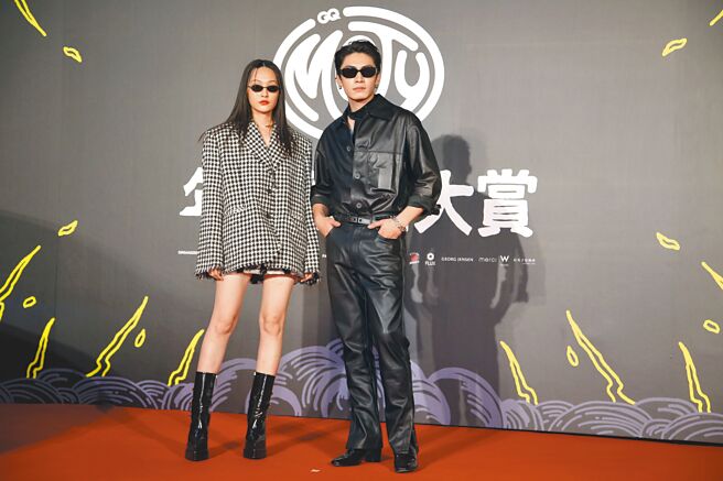 小美林映唯（左）以少见的黑人辫子头现身，她说自己想要来点不一样的造型；宋柏纬穿上Peter Wu，直言想打造出城市雅痞感。（陈俊吉摄）