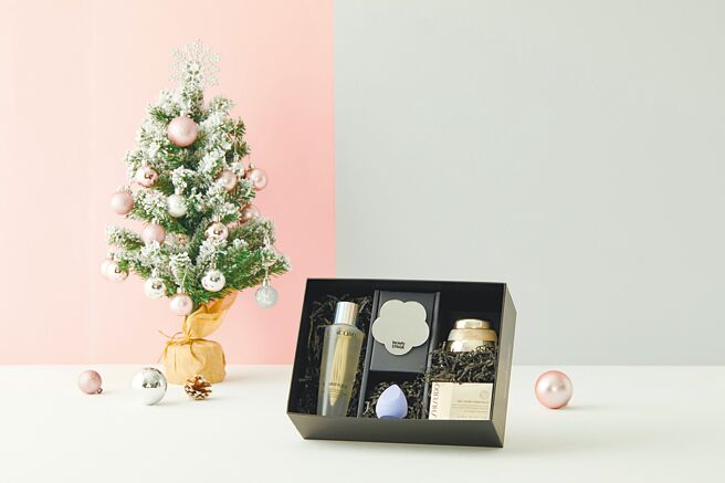 全台首款，新光三越beautySTAGE聯手PopDaily，打造讓消費者自己挑選的「耶誕不倒數美妝盒」，全台限量1000盒，2940元起，最低43折。（新光三越提供）