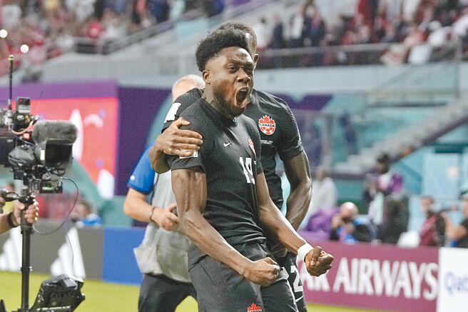 戴维斯攻入加拿大在世界杯的歷史性首颗进球。（美联社）