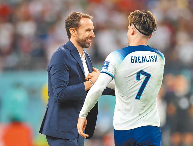 英格蘭出線局勢好，又比A組球隊晚出賽，讓總教練邵斯蓋（左）有空間選擇16強對手。（路透）