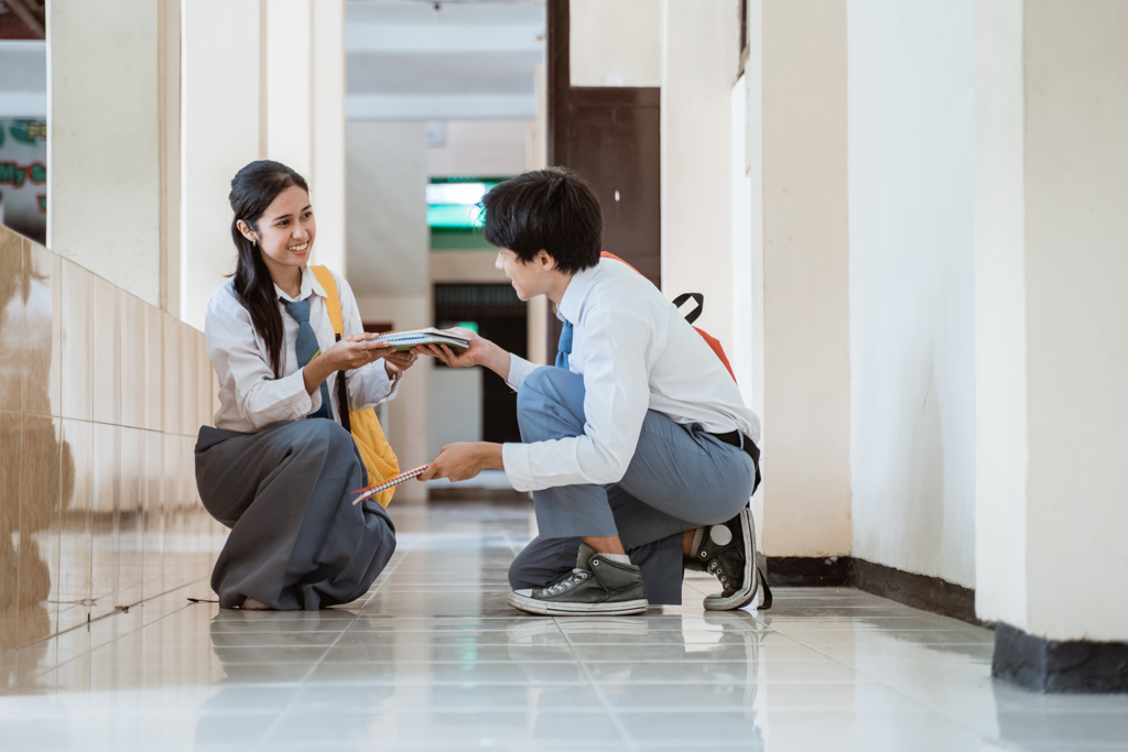 位於東京都的私立堀越高校在校規中明訂禁止男女學生交往，原告在2019年11月就讀高三時，因為向班導坦承正在交往而被校長勸告「自願退學」後。（示意圖/ shutterstock）
