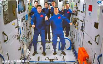 神舟十五號6.5小時成功對接太空站組合體 中國太空人首次太空會師