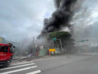 板橋床墊工廠全面燃燒 大量火舌濃煙猛竄  警消搶救中