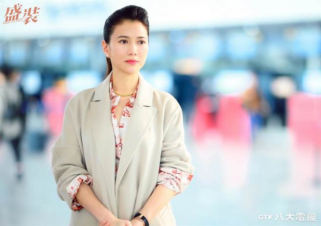 袁詠儀飾演雜誌主編。（八大提供）