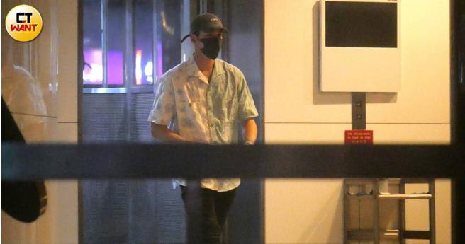 周予天在11月18日為《我的牙想你》一劇參與映後直播工作。（圖／本刊攝影組）