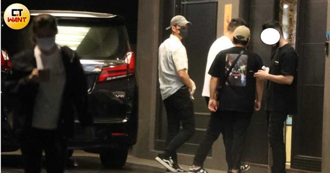 結束工作後，周予天隻身前往私人招待所。（圖／本刊攝影組）