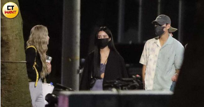 凌晨兩點半，周予天與一名濃眉長髮女子一同準備離開。（圖／本刊攝影組）