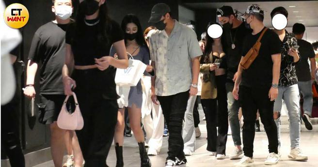 周予天和女伴在夜店沒待多久便一起離開。（圖／本刊攝影組）