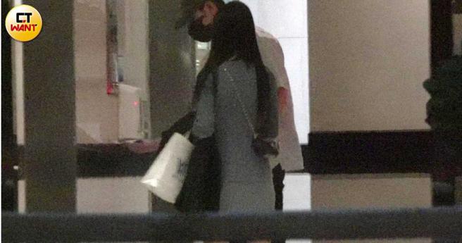 女伴隨著周予天一起返回周興哲家搭電梯上樓。（圖／本刊攝影組）