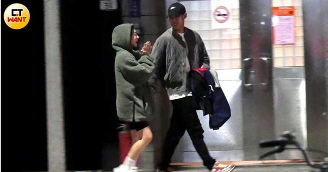 去年四月周予天和席惟倫因參加《全明星運動會》爆出愛火，兩人深夜在公園約會。（圖／本刊攝影組）