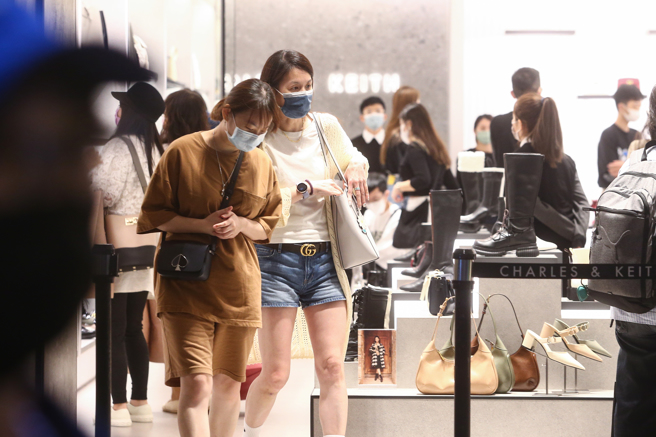 医师陈昶宇表示，以户外空旷处的飞沫颗粒浓度来说，造成传播风险比室内用餐低，应全面取消戴口罩规定，让民眾自主决定该如何防疫。（图／示意图，记者邓博仁摄影）