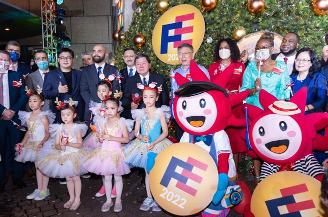 遠東集團董事長昨（29日）晚間攜手台北市長柯文哲等近60位外賓，為遠東集團點亮耶誕燈。（吳松翰攝）
