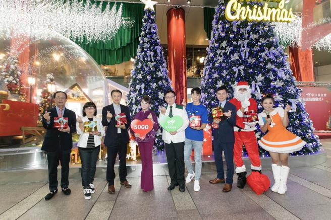 遠東SOGO百貨董事長黃晴雯（中），帶領主管攜手家扶基金會點亮耶誕。（SOGO提供）