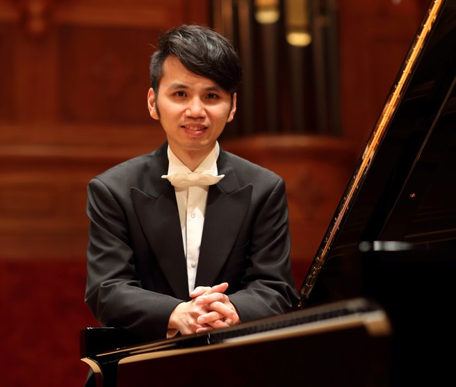 担任《黄河》钢琴协奏曲演出的卢易之是臺湾活跃的钢琴家之一，更曾获金曲奖传统暨艺术音乐类最佳演奏奖。(图／臺北市立国乐团提供)
