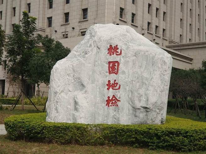 桃園市桃園區1名里長去年前將1把改造手槍交給呂姓男子寄放，但呂男日前被逮後，向承審法官供出是該里長提供，該里長也被檢方起。（賴佑維攝）