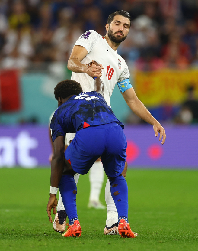 比赛中伊朗球员不吝拉起对手。(路透)