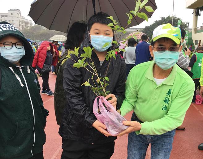 吴敏济每年植树节都举办树苗捐赠等活动，嘉惠乡亲、造福乡里。(吴敏济服务处提供)